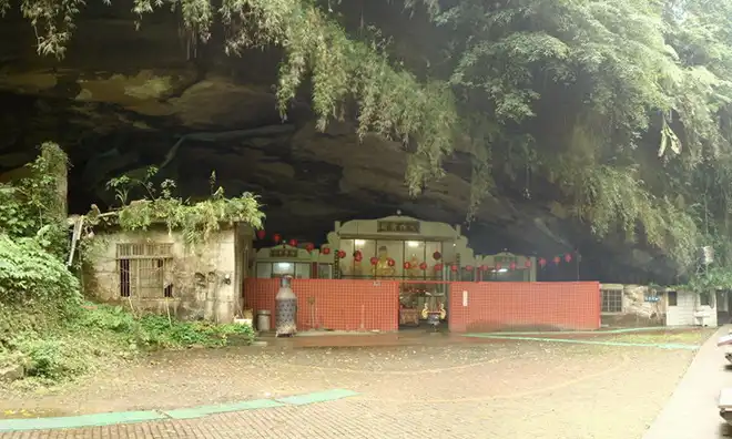 水濂洞是獅頭山最大岩洞，內建梵音寺，主祀釋迦牟尼佛