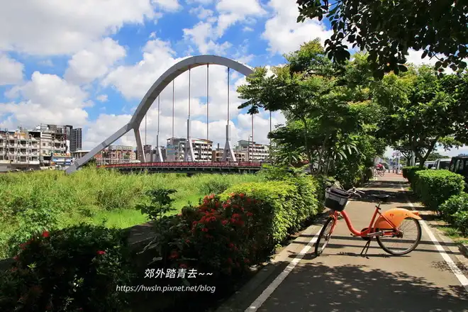 東門橋二大一小人字鋼構，紀念因2001年桃芝颱風往生的楊家一門三口