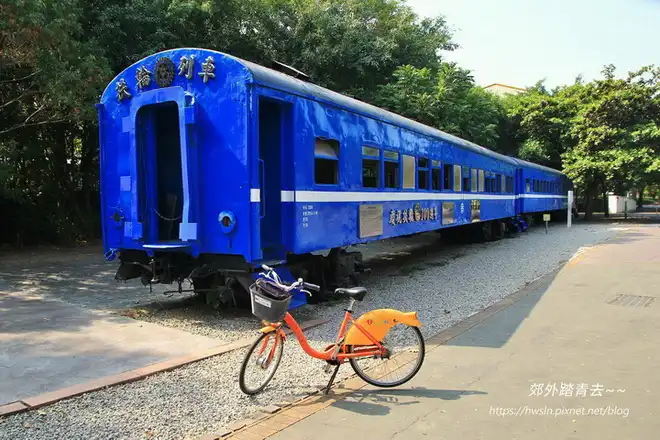 石岡車站附近有兩輛SPK32600型藍皮車廂