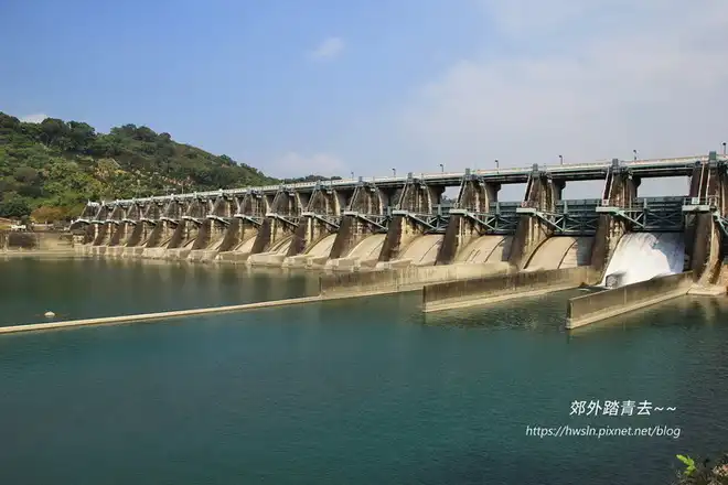 石岡水壩建於1974年，921地震造成第16道溢洪道損壞，修復後成知名震災景觀