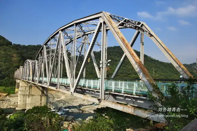大甲溪鐵橋全長382公尺，建於1908年，有六座花樑桁架，1997年退役