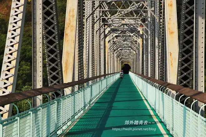 大甲溪鐵橋那花樑鋼構力學美皂深邃奇景，令人著迷
