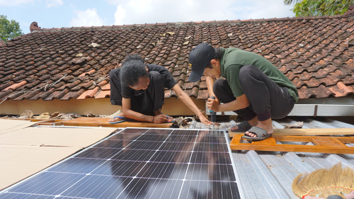 Pemasangan Instalasi Panel Surya di Lokasi Mitra.jpg