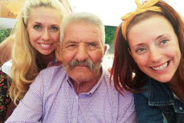 Mirceta Vujicic sa unukama Sladjanom i Snjezanom foto Privatna arhiva 374x250.jpg