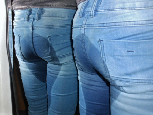 Jeans pissen, Jeanspeeing, Jeanspissing, wet jeans.jpg