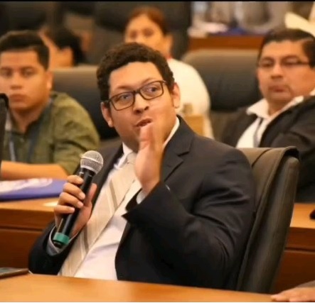 omar sempertegui conferenciando.jpg