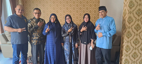 Sebelah kiri Caleg Provinsi Hj. Siti Qomariah , tengah Istrinya H. Wanda dan sebelahnya Hj. Umi Kult.jpg
