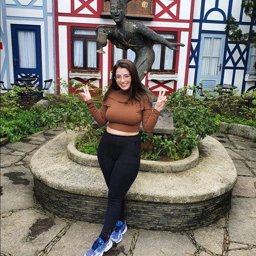 annearedee002.png