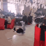 大娘：小伙子，微信支付还是支付宝？没有六万你走不了.gif