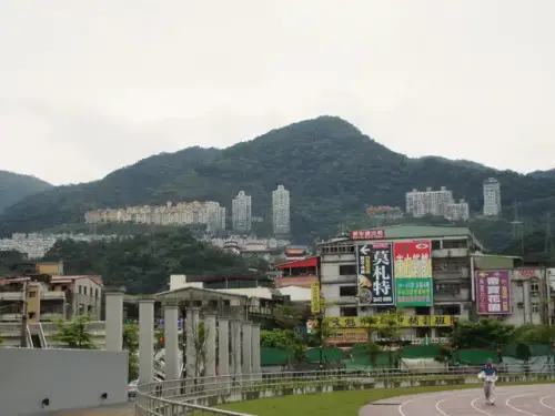 00001 汐止車站眺望大尖山.webp