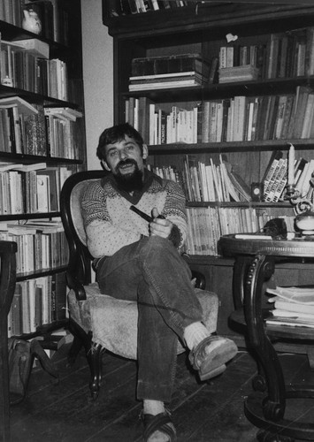 Jan Walc na tle ksiazek 1985 skan2013.jpg