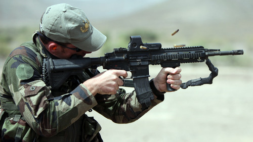 avtomat 3840x2160 soldat strelba 1719.jpg
