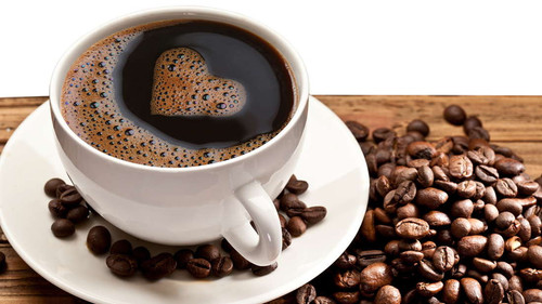30749652 kaffeetasse und untertasse mit kaffeebohnen auf einem holztisch schaum in form des herzens .jpg