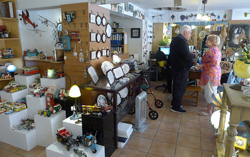 Charis an Svetlana discuusing in leonandri shop640.jpg