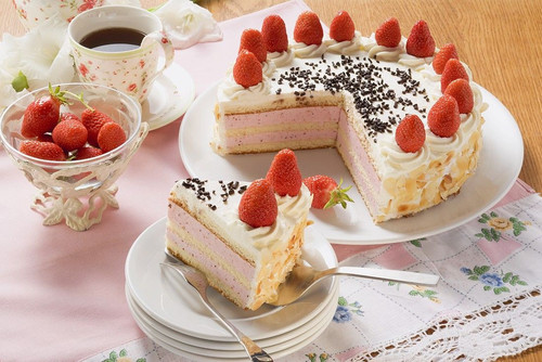 erdbeer sahne torte mit mandelblaettchen zum kaffee 220521.jpg