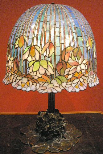 800px Louis comfort tiffany, lampada da tavolo pomb lily, 1900 10 ca..jpg