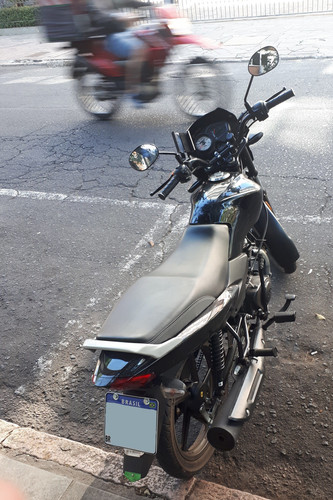 moto TVS Sport 110i '22 '23 preta vista de trás.jpg