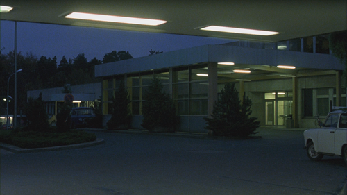 Good Bye Lenin! 2003 1080p BluRay DD+5.1 x264 EA.mkv snapshot 01.50.07.875.png