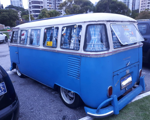 Kombi corujinha azul e branca rebaixada trs.jpg