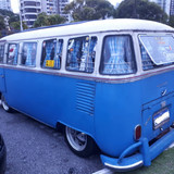 Kombi corujinha azul e branca rebaixada trs