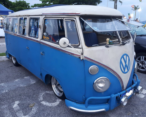 Kombi corujinha azul e branca rebaixada.jpg