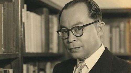 27957 mohammad hatta dengan buku buku koleksinya foto public domain.jpg