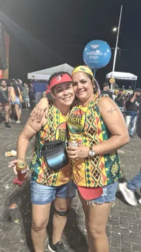 samia e a amiga fizeram questao de acompanhar a banda mel 2011271 article.webp