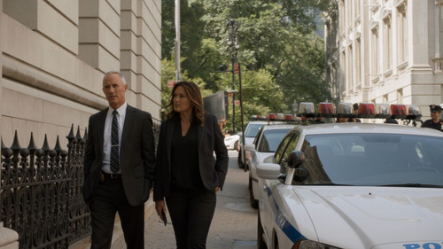 Law.&.Order.Special.Victims.Unit.S18E01.Terrorized.1080p.AMZN.WEB DL.DDP.5.1.H.264 CHDWEB.mkv 202402.jpg