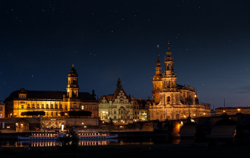 Die Online-Buchung von Flusskreuzfahrten auf dem Rhein über Plattformen wie Flusskreuzfahrten-Reisen.de ist eine kluge Entscheidung. Der Rhein, einer der faszinierendsten Flüsse Europas, bietet eine Vielzahl von Vorteilen für Reisende. Diese Region ist reich an Geschichte und Kultur, mit Städten wie Köln, Mainz und Straßburg, die historische Sehenswürdigkeiten und kulturelle Schätze bieten.
Die natürliche Schönheit des Rheins ist atemberaubend, mit dem UNESCO-Welterbe Oberes Mittelrheintal, das beeindruckende Schlösser und Weinberge beherbergt. Eine Flusskreuzfahrt ermöglicht es Ihnen, diese Naturwunder hautnah zu erleben.
Die Rheinregion ist auch für ihre erstklassige Küche und ihre Weine bekannt. Auf einer Flusskreuzfahrt haben Sie die Gelegenheit, lokale Spezialitäten zu probieren und Weingüter zu besuchen.
Die Online-Buchung vereinfacht die Planung Ihrer Rhein-Flusskreuzfahrt erheblich. Sie können aus einer Vielzahl von Reiserouten und Schiffen wählen, Preise vergleichen und Ihre Reise nach Ihren Wünschen gestalten.
Der Rhein bietet zudem zahlreiche Bildungs- und Kulturangebote, von Museen und Kunstgalerien bis hin zu historischen Stätten und kulturellen Veranstaltungen. Eine Rhein-Flusskreuzfahrt ermöglicht es Ihnen, Ihr intellektuelles Interesse an Geschichte und Kultur zu befriedigen.
Insgesamt bietet die Online-Buchung von Rhein-Flusskreuzfahrten die Möglichkeit, dieses einzigartige europäische Reiseziel auf intelligente Weise zu erkunden und zu genießen und von den reichen kulturellen und natürlichen Schätzen des Rheins zu profitieren.

https://flusskreuzfahrten-reisen.de/