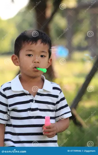 japanse jongens blazende bellen 47709946.webp