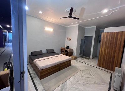 pg near saket metro station.jpg