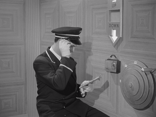A.King.in.New.York.1957.1080p.BluRay.FLAC1.0.x264 TayTO.mkv snapshot 01.33.22.208.png