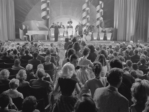 A.King.in.New.York.1957.1080p.BluRay.FLAC1.0.x264 TayTO.mkv snapshot 00.09.09.917.png
