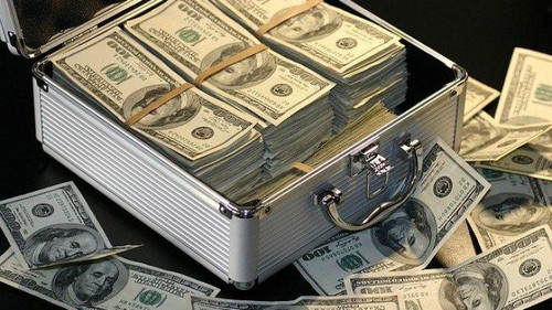 foto ilustrasi uang dollar di koper seseorang.jpg