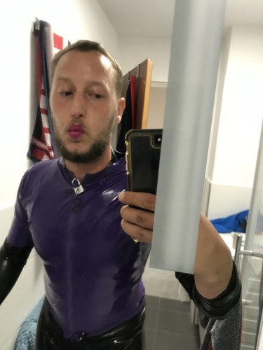 0 benjaminfiegl lila latex schwanz lutscher .jpg.jpg