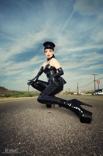 Emanuela Solomie Latex Fetisch Sex Benjamin Fiegl verführt bis er für sie schwänze reitet.jpg