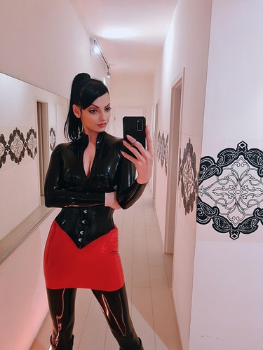 Emanuela solomie Latex domina Smoking sexy bevor sie Sklave Benjamin Fiegl empfängt und ihn durch ge.jpg