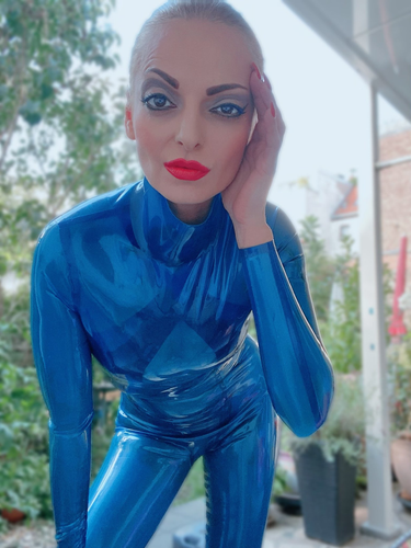 Emanuela solomie Latex Fetisch Lippenstift domina küsst Benjamin Fiegl Anna Rosenmüller Sklave.png