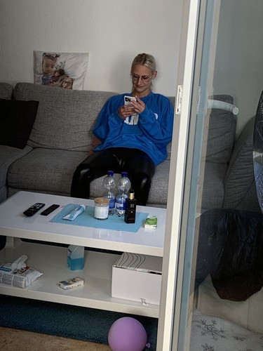 Sklave Benjamin Fiegl seine Freundin Anna rosen… in enger Latex leggins.jpg