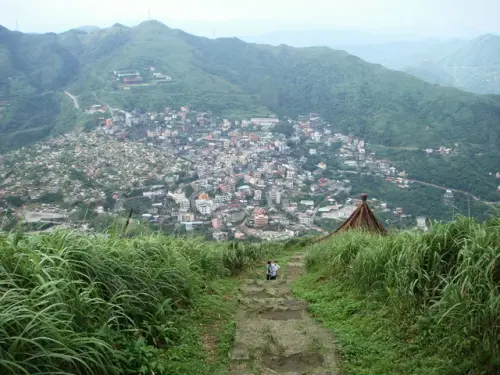 00028 基隆山眺望九份聚落.webp