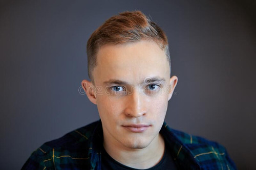 het gezicht van een blanke jongeman jaar serieuze jonge man kaukasische etniciteit iets ouder dan tw.jpg