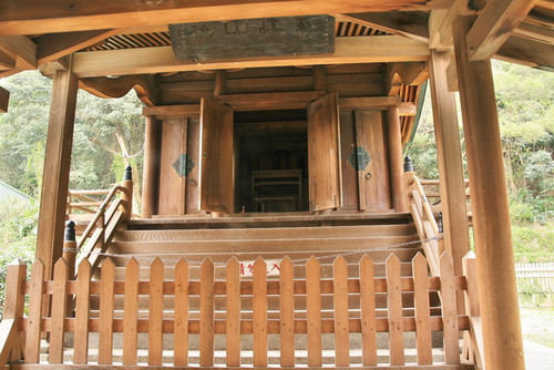 00024 桃園神社本殿，前方是半步道.jpg