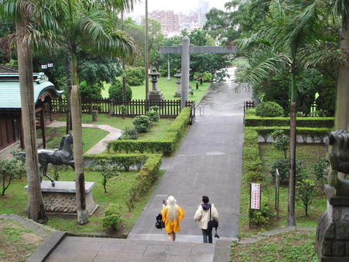 00009 有人在桃園神社玩cosplay.jpg