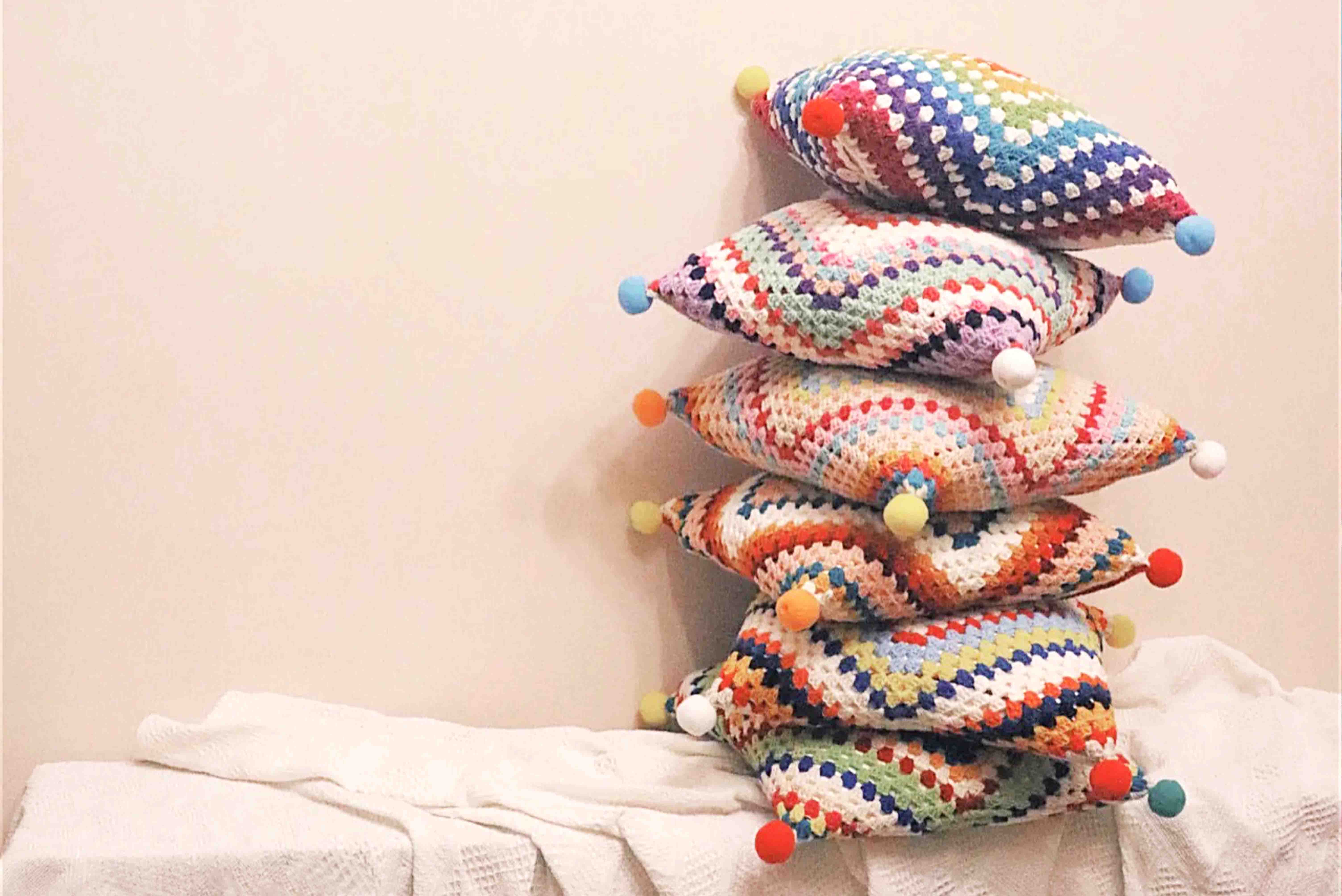 Handmade-Spinus offers you hand-crocheted cushions and pillows in contrasting colors.