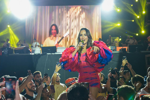 claudialeitte2 alo alo.jpg