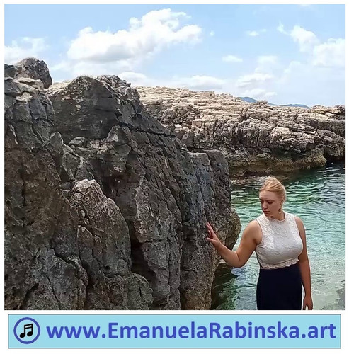 Kompozytorka Emanuela Rabinska na zdjęciu do teledysku do utworu muzycznego Les papillons.jpg