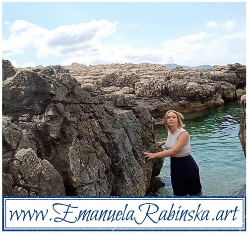 Piosenkarka Emanuela Rabinska na fotografii do teledysku piosenki Les papillons.jpg