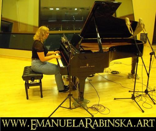 Pianistka Emanuela Rabinska podczas komponowania na fortepianie w studio Radio Katowice.1