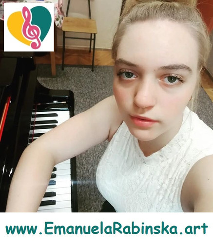 Pianistka Emanuela Rabinska podczas komponowania piosenki..1