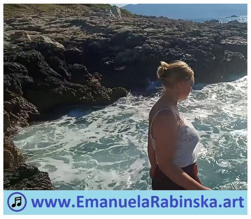 Pianistka Emanuela Rabinska na fotografii użytej do teledysku do piosenki Les papillons..1